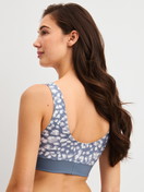 Damen-Model trägt Bustier mit Softbund aus Baumwolle in Grau, Gemustert aus Serie Elastic Trend von CALIDA, Rückansicht