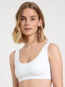 La modella / Il modello Donna indossa Bustier, set da 2 in Cotone di colore Bianco, Tinta unita, della serie Benefit Women di CALIDA, Vista frontale