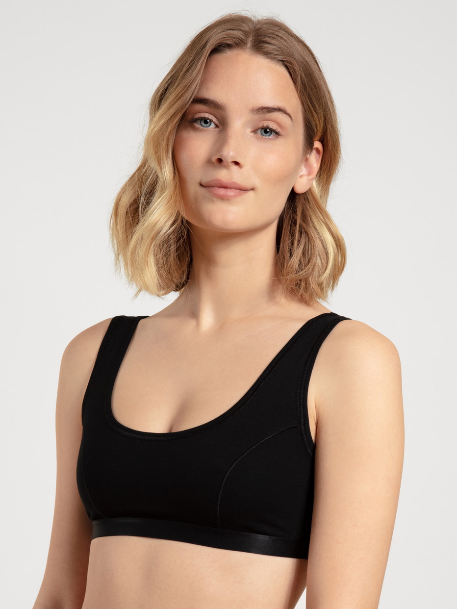 Damen-Model trägt Bustier, 2er-Pack aus Baumwolle in Schwarz, Einfarbig aus Serie Benefit Women von CALIDA, Vorderansicht