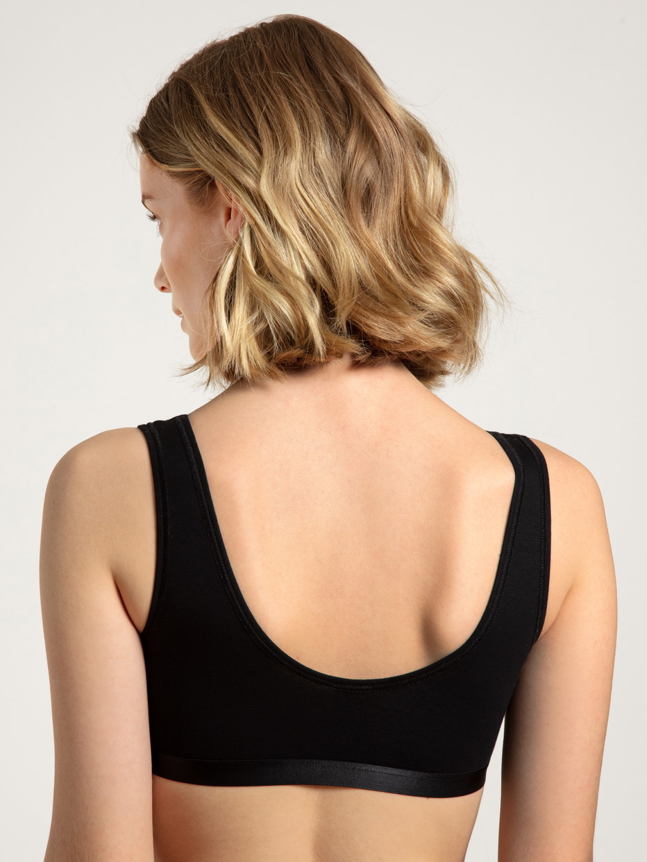 Damen-Model trägt Bustier, 2er-Pack aus Baumwolle in Schwarz, Einfarbig aus Serie Benefit Women von CALIDA, Rückansicht
