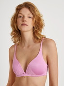 La modella / Il modello Donna indossa Reggiseno a triangolo senza ferretti in Viscosa di colore Rosa, Pizzo, della serie Sensual Secrets di CALIDA, Vista frontale