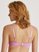 La modella / Il modello Donna indossa Reggiseno a triangolo senza ferretti in Viscosa di colore Rosa, Pizzo, della serie Sensual Secrets di CALIDA, Vista posteriore