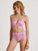 La modella / Il modello Donna indossa Reggiseno a triangolo senza ferretti in Viscosa di colore Rosa, Pizzo, della serie Sensual Secrets di CALIDA, Vista frontale, Abbigliamento