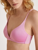 La modella / Il modello Donna indossa Reggiseno a triangolo senza ferretti in Viscosa di colore Rosa, Pizzo, della serie Sensual Secrets di CALIDA, Dettaglio