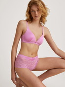 La modella / Il modello Donna indossa Reggiseno a triangolo senza ferretti in Viscosa di colore Rosa, Pizzo, della serie Sensual Secrets di CALIDA
