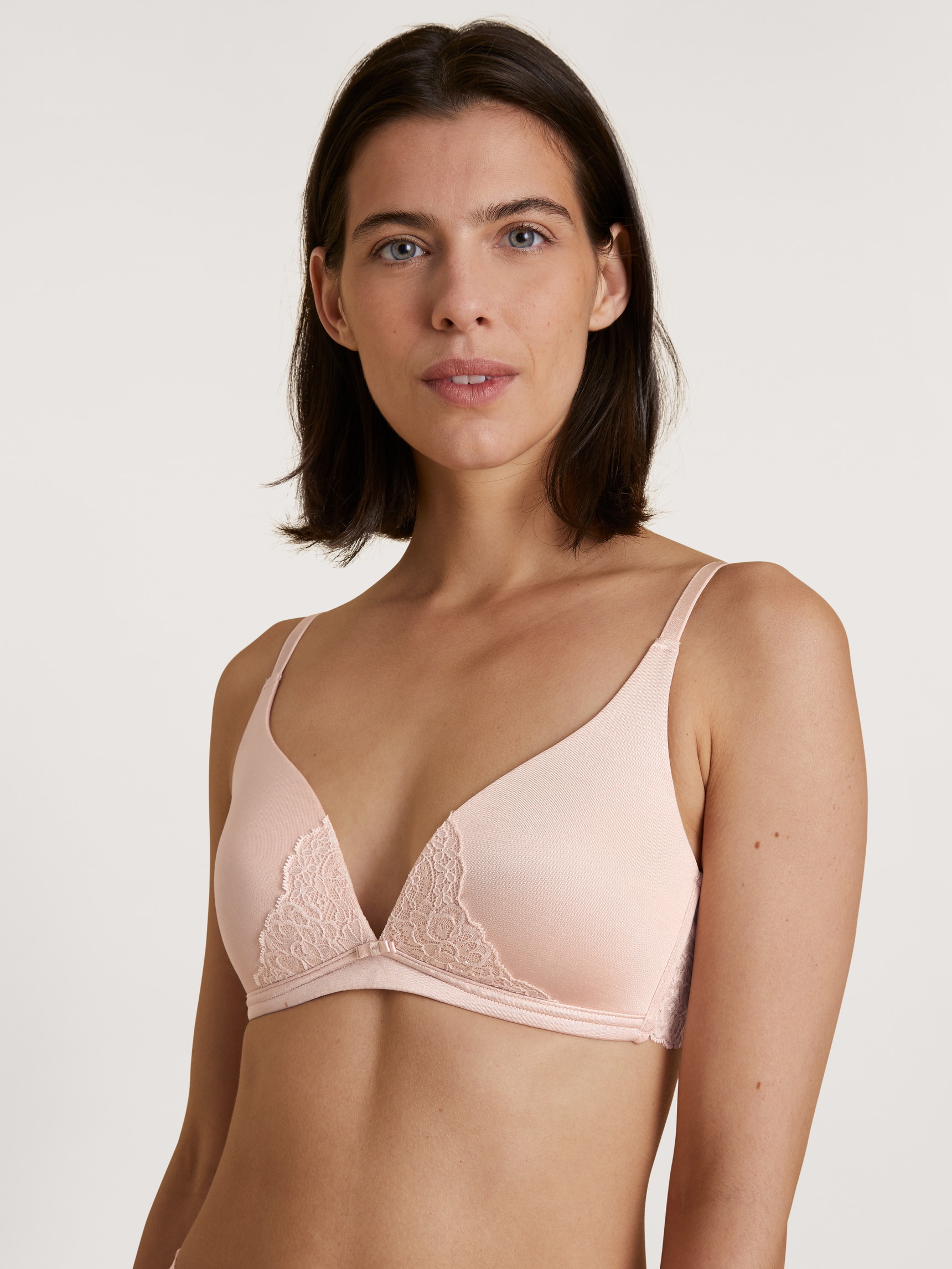 La modella / Il modello Donna indossa Reggiseno a triangolo senza ferretti in Viscosa di colore Rosa, Pizzo, della serie Sensual Secrets di CALIDA, Vista frontale