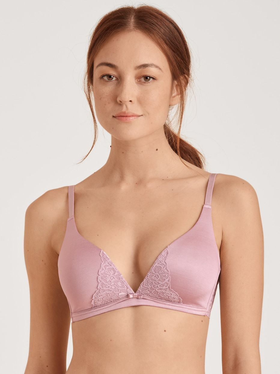 Damen-Model trägt Triangel-BH ohne Bügel aus Viskose in Violett, Spitze aus Serie Special von CALIDA, Vorderansicht