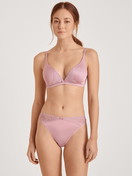 La modella / Il modello Donna indossa Reggiseno a triangolo senza ferretti in Viscosa di colore Viola, Pizzo, della serie  di CALIDA, Abbigliamento