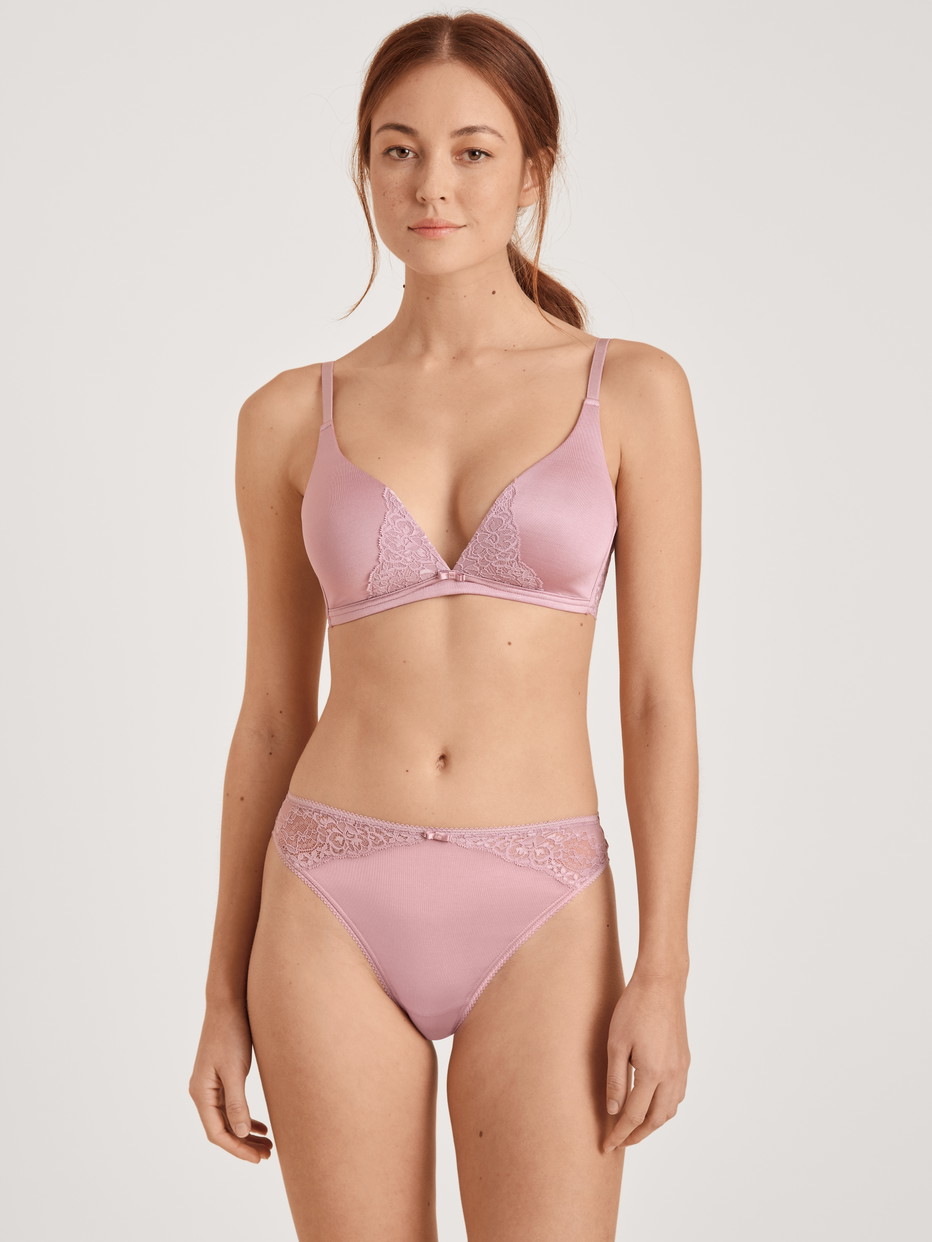 Damen-Model trägt Triangel-BH ohne Bügel aus Viskose in Violett, Spitze aus Serie Special von CALIDA, Outfit