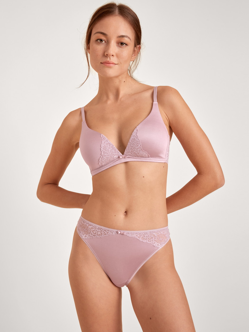 La modella / Il modello Donna indossa Reggiseno a triangolo senza ferretti in Viscosa di colore Viola, Pizzo, della serie  di CALIDA