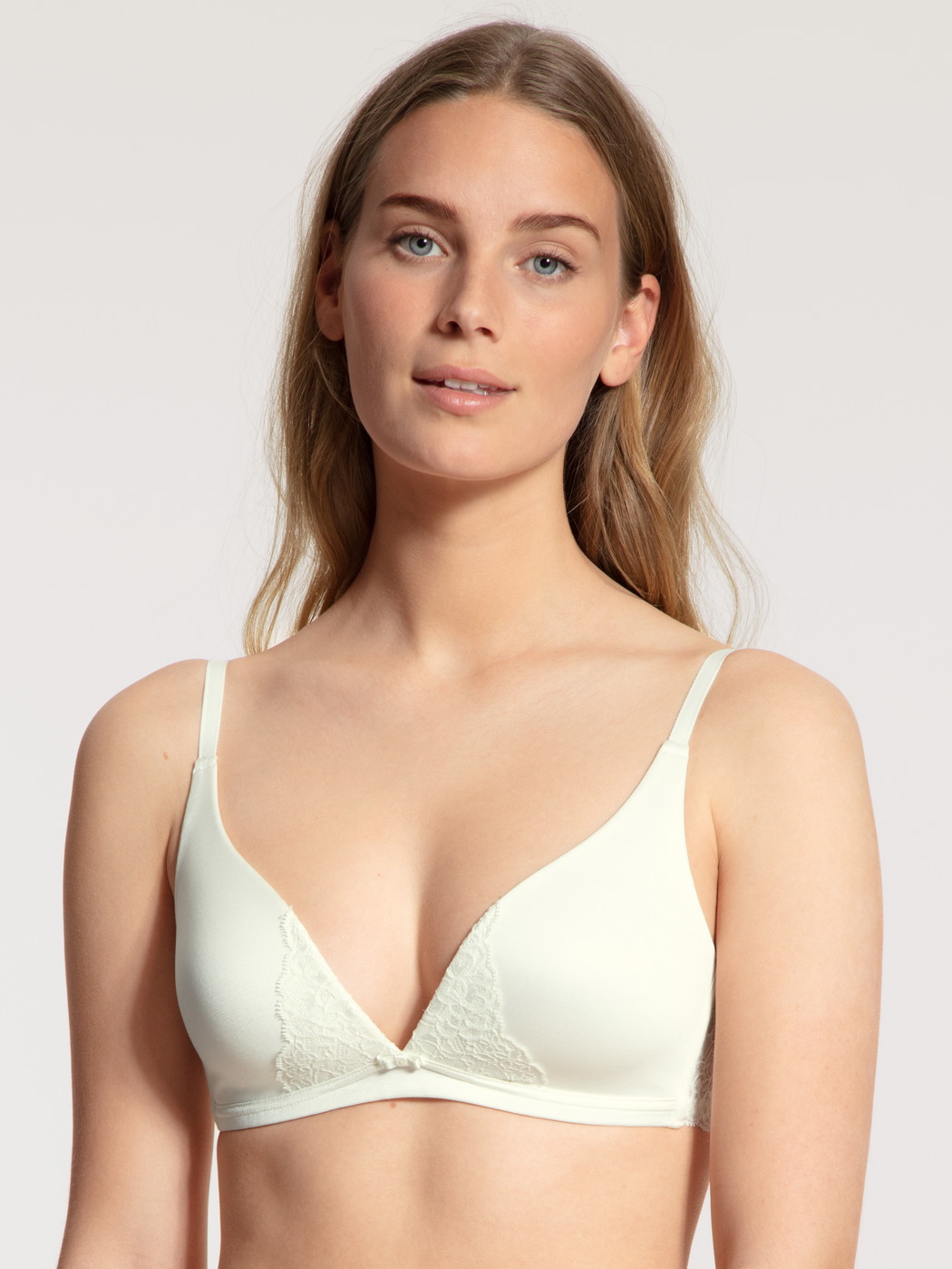 La modella / Il modello Donna indossa Reggiseno a triangolo senza ferretti in Cotone di colore Beige, Pizzo, della serie Sensual Secrets di CALIDA, Vista frontale