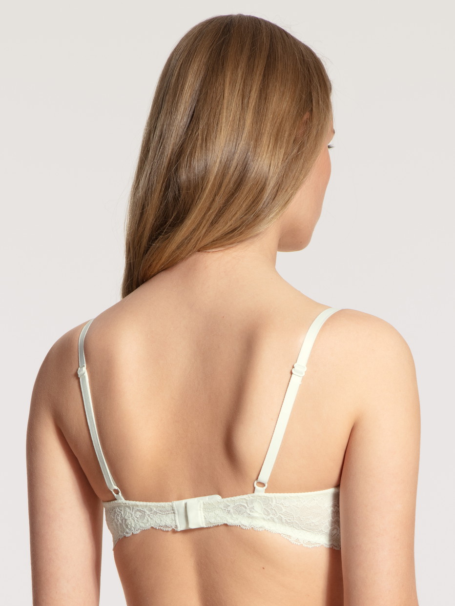 Damen-Model trägt Triangel-BH ohne Bügel aus Baumwolle in Beige, Spitze aus Serie Sensual Secrets von CALIDA, Rückansicht
