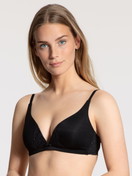 La modella / Il modello Donna indossa Reggiseno a triangolo senza ferretti in Viscosa di colore Nero, Pizzo, della serie Sensual Secrets di CALIDA, Vista frontale