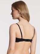 La modella / Il modello Donna indossa Reggiseno a triangolo senza ferretti in Viscosa di colore Nero, Pizzo, della serie Sensual Secrets di CALIDA, Vista posteriore