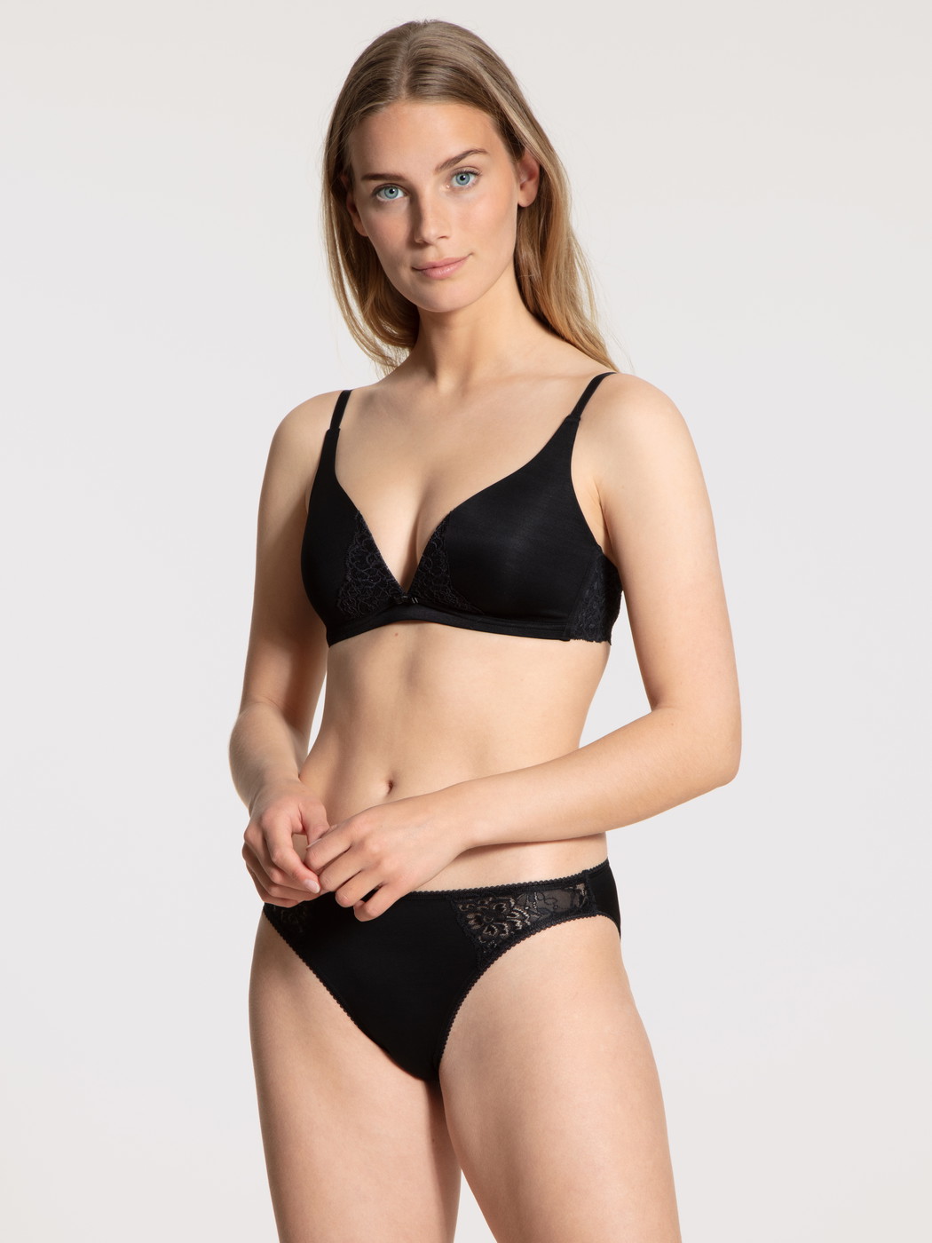 La modella / Il modello Donna indossa Reggiseno a triangolo senza ferretti in Viscosa di colore Nero, Pizzo, della serie Sensual Secrets di CALIDA, Abbigliamento, Vista frontale