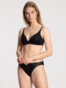 La modella / Il modello Donna indossa Reggiseno a triangolo senza ferretti in Viscosa di colore Nero, Pizzo, della serie Sensual Secrets di CALIDA, Abbigliamento, Vista frontale