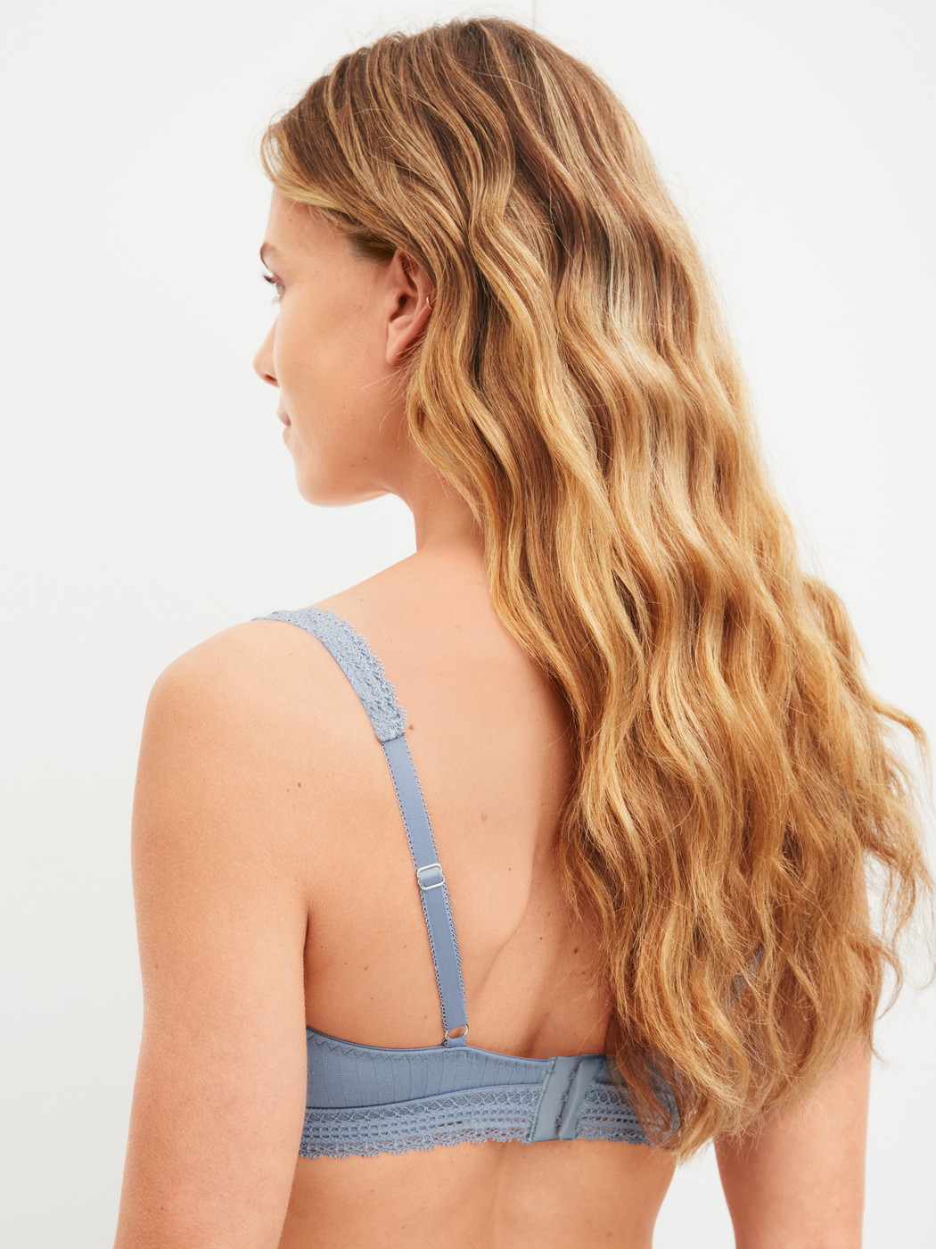Damen-Model trägt Soft-BH aus Modal in Blau, Spitze aus Serie Etude Ajours von CALIDA, Rückansicht