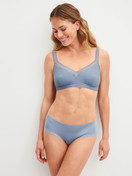 Damen-Model trägt Soft-BH aus Modal in Blau, Spitze aus Serie Etude Ajours von CALIDA, Outfit