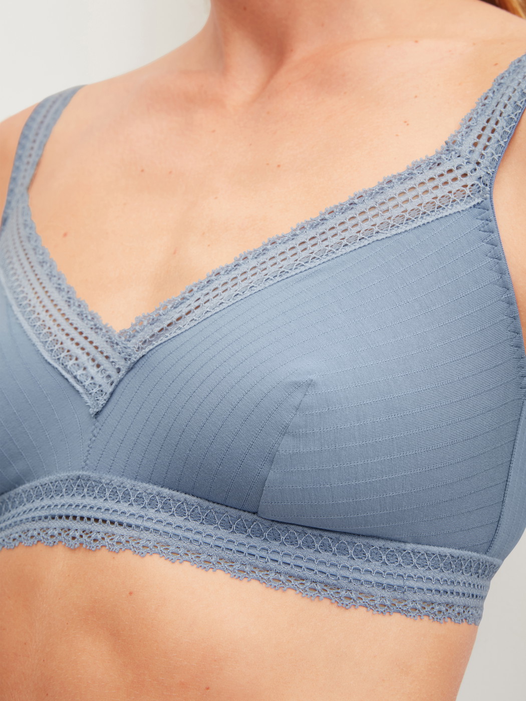 Damen-Model trägt Soft-BH aus Modal in Blau, Spitze aus Serie Etude Ajours von CALIDA, Detail
