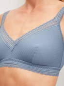 Damen-Model trägt Soft-BH aus Modal in Blau, Spitze aus Serie Etude Ajours von CALIDA, Detail