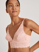 Le mannequin Femme porte le/la Soutien-gorge soft sans armatures en Dentelle de couleur Rose, Dentelle, de la série Circular Romance de CALIDA, Vue de face