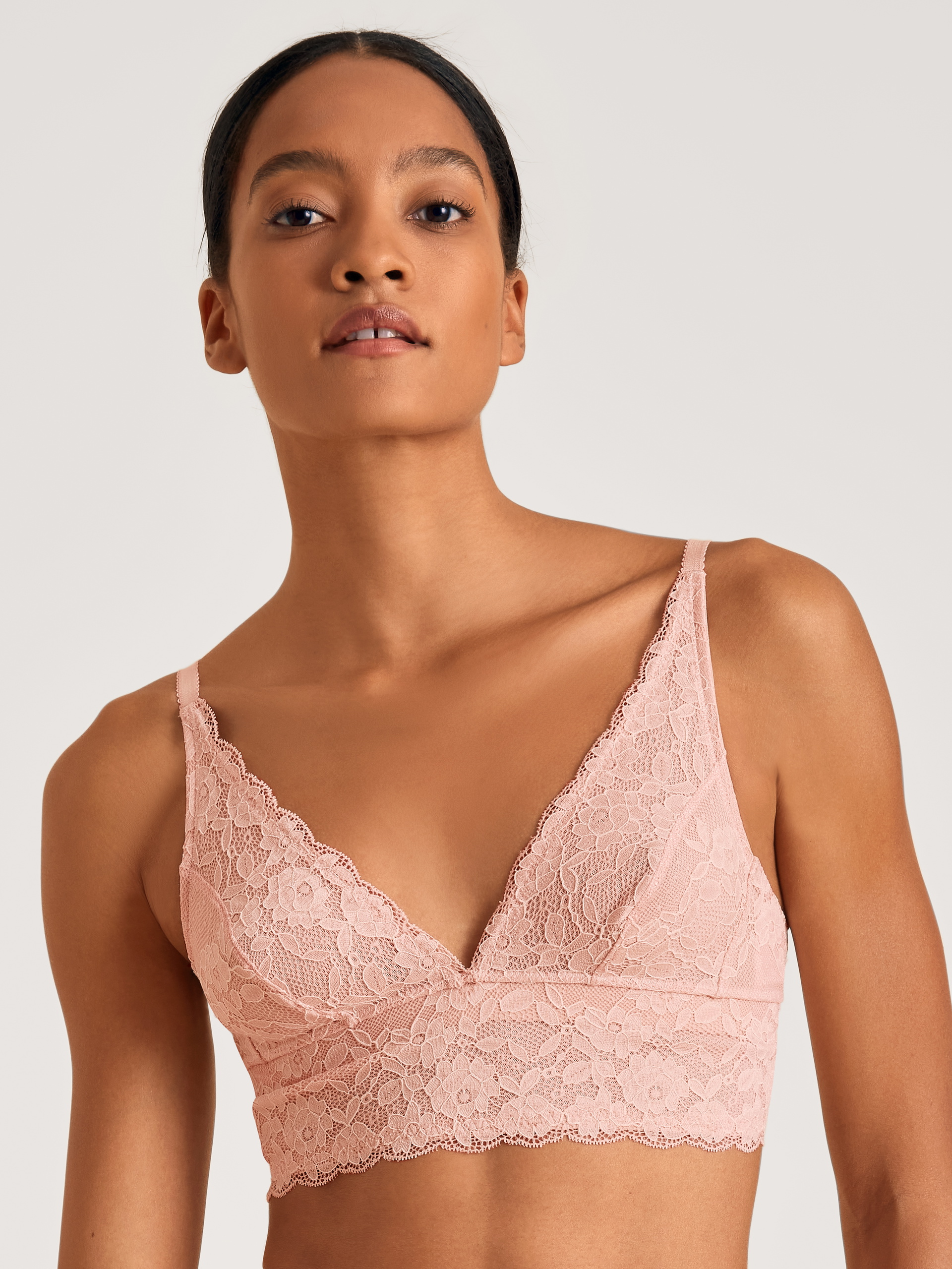 Damen-Model trägt Soft-BH ohne Bügel aus Spitze in Rosa, Spitze aus Serie Circular Romance von CALIDA, Vorderansicht