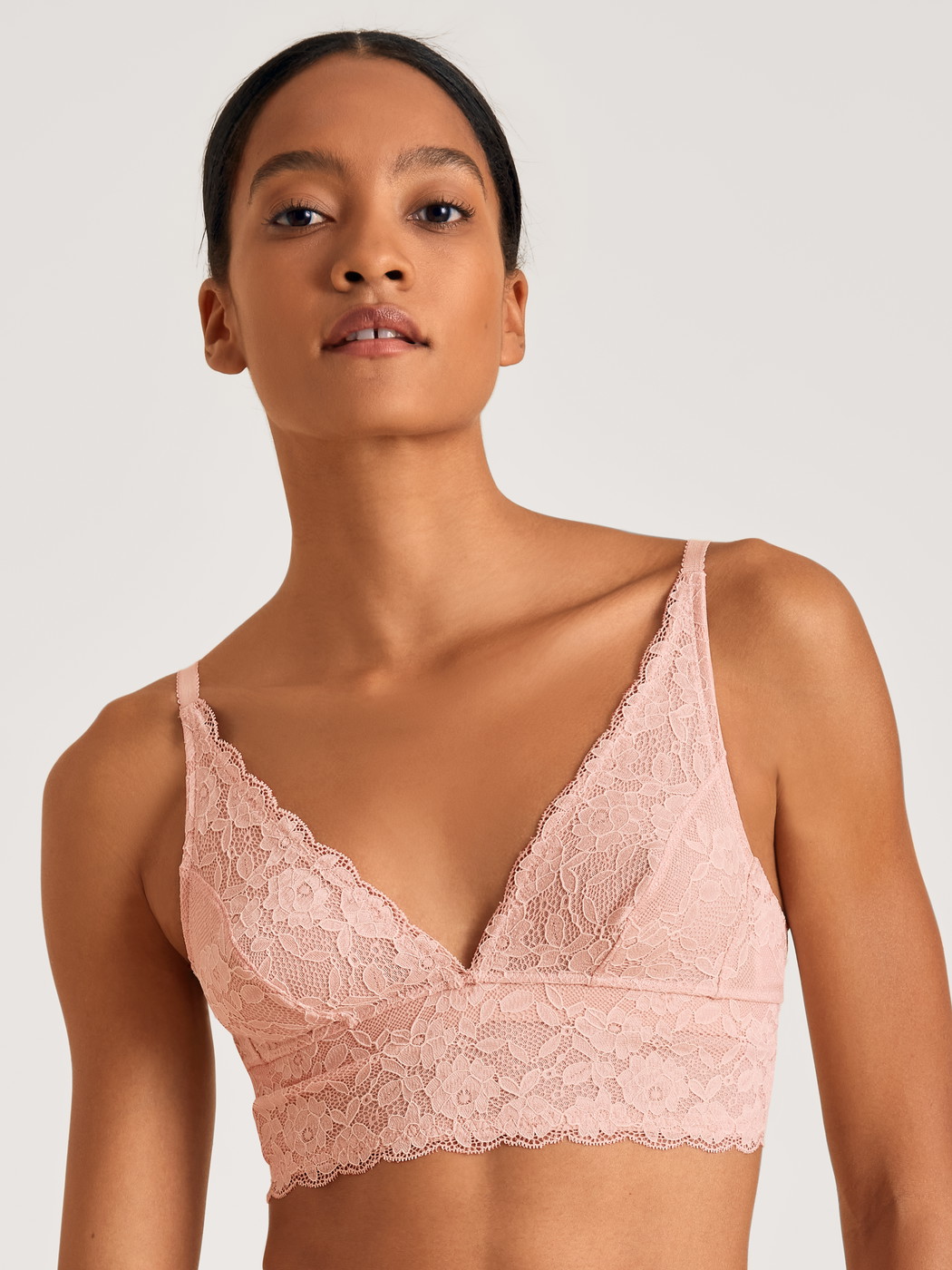 Le mannequin Femme porte le/la Soutien-gorge soft sans armatures en Dentelle de couleur Rose, Dentelle, de la série Circular Romance de CALIDA, Vue de face