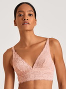 Le mannequin Femme porte le/la Soutien-gorge soft sans armatures en Dentelle de couleur Rose, Dentelle, de la série Circular Romance de CALIDA, Vue de face