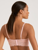 Le mannequin Femme porte le/la Soutien-gorge soft sans armatures en Dentelle de couleur Rose, Dentelle, de la série Circular Romance de CALIDA, Vue arrière