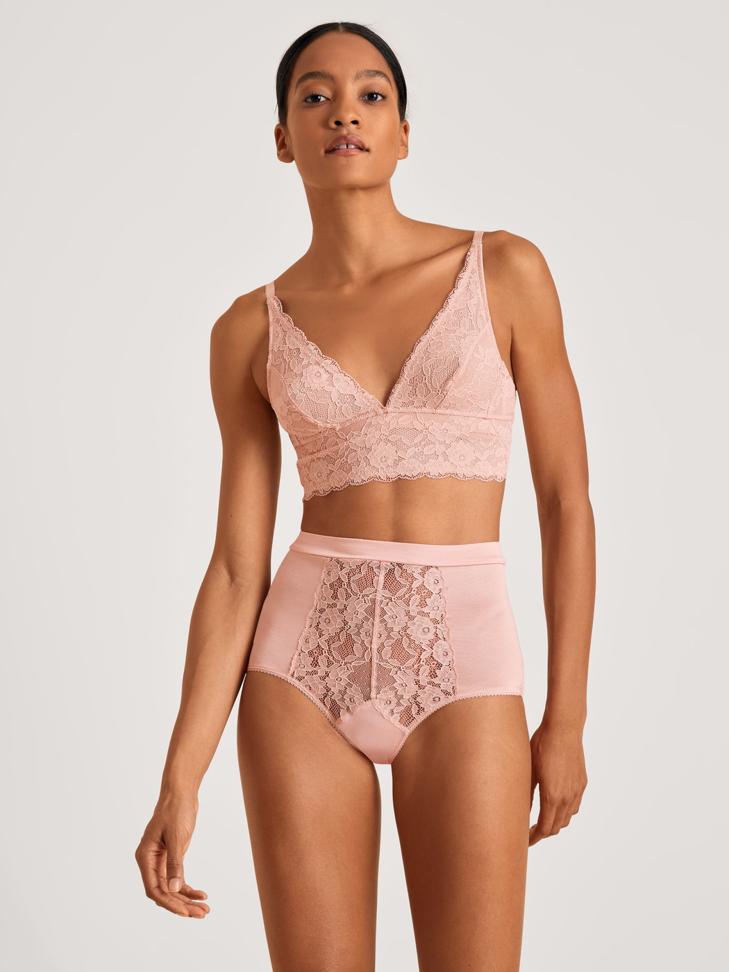 Le mannequin Femme porte le/la Soutien-gorge soft sans armatures en Dentelle de couleur Rose, Dentelle, de la série Circular Romance de CALIDA, Vue de face, Tenue