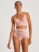 Le mannequin Femme porte le/la Soutien-gorge soft sans armatures en Dentelle de couleur Rose, Dentelle, de la série Circular Romance de CALIDA, Vue de face, Tenue