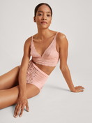 Le mannequin Femme porte le/la Soutien-gorge soft sans armatures en Dentelle de couleur Rose, Dentelle, de la série Circular Romance de CALIDA, Vue de face
