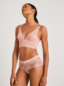Le mannequin Femme porte le/la Soutien-gorge soft sans armatures en Dentelle de couleur Rose, Dentelle, de la série Circular Romance de CALIDA, Vue de face, Tenue