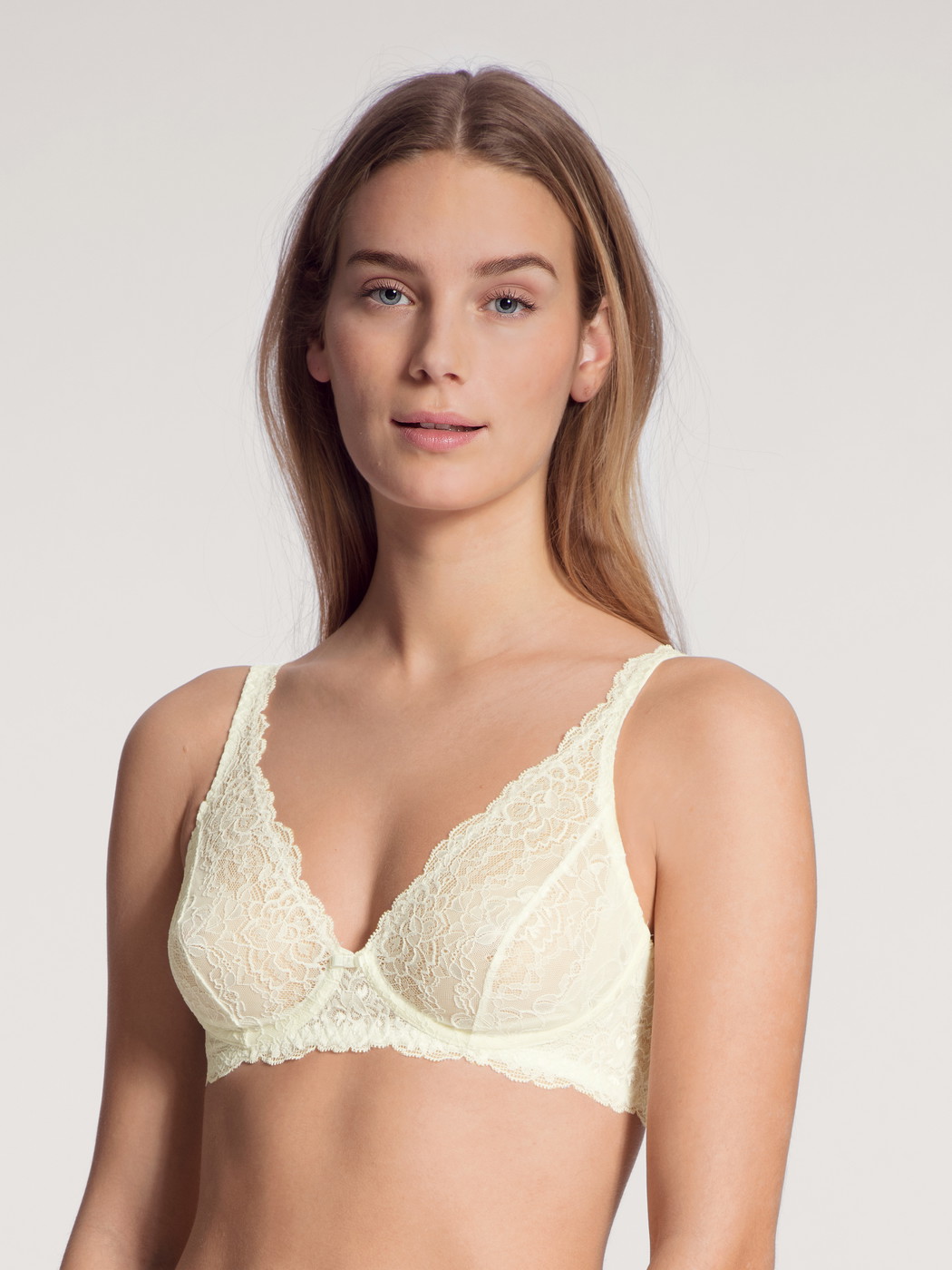 Le mannequin Femme porte le/la Soutien-gorge soft sans armatures en Polyamide de couleur Blanc, Dentelle, de la série Sensual Secrets de CALIDA, Vue de face