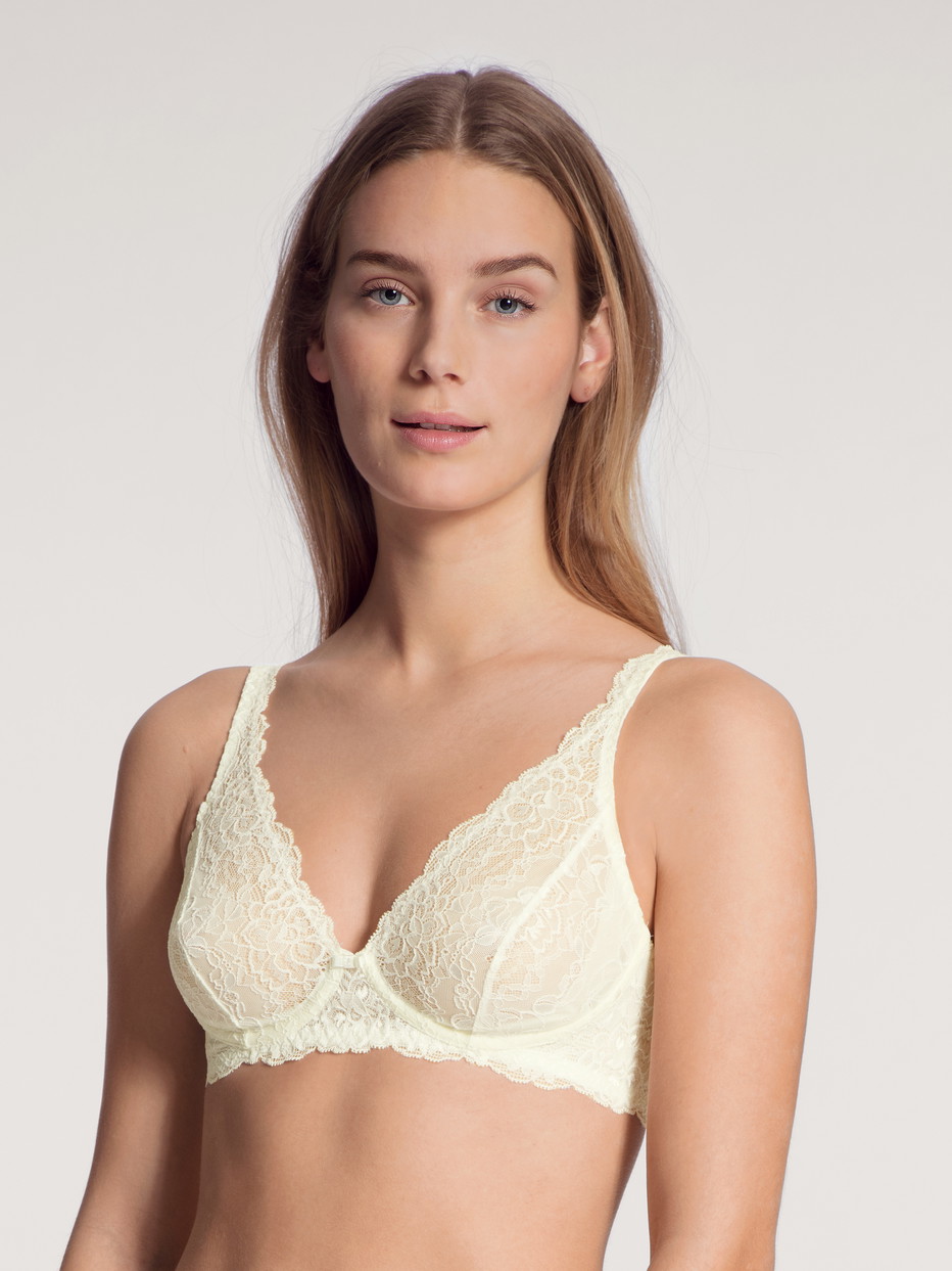 Damen-Model trägt Spitzen-BH ohne Bügel aus Polyamid in Weiß, Spitze aus Serie Sensual Secrets von CALIDA, Vorderansicht