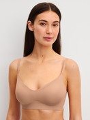 Damen-Model trägt Bonded BH aus Modal in Beige, Einfarbig aus Serie Natural Skin von CALIDA, Vorderansicht