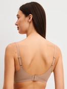 Damen-Model trägt Bonded BH aus Modal in Beige, Einfarbig aus Serie Natural Skin von CALIDA, Rückansicht