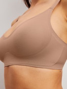 Damen-Model trägt Bonded BH aus Modal in Beige, Einfarbig aus Serie Natural Skin von CALIDA, Detail