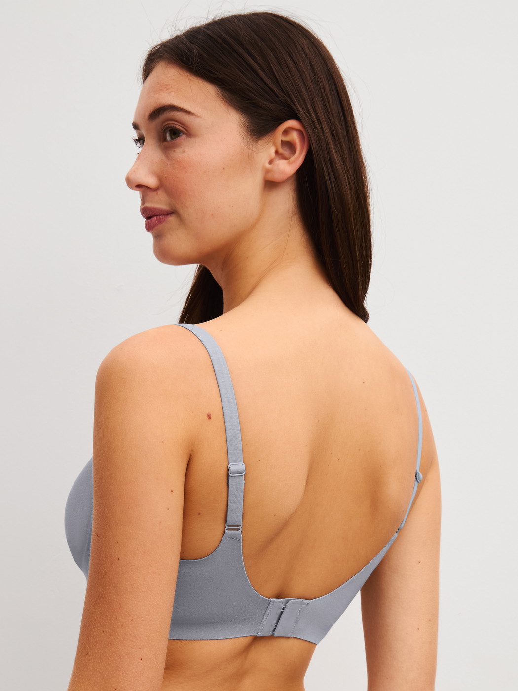Le mannequin Femme porte le/la Soutien-gorge adhésif en Modal de couleur Gris, Unicolore, de la série Natural Skin de CALIDA, Vue arrière