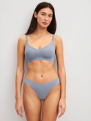 Le mannequin Femme porte le/la Soutien-gorge adhésif en Modal de couleur Gris, Unicolore, de la série Natural Skin de CALIDA, Tenue