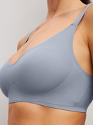Le mannequin Femme porte le/la Soutien-gorge adhésif en Modal de couleur Gris, Unicolore, de la série Natural Skin de CALIDA, Détail