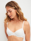 Le mannequin Femme porte le/la Soutien-gorge à armatures en Modal de couleur Blanc, Dentelle, de la série Etude Ajours de CALIDA, Vue de face