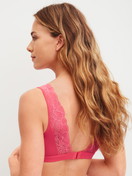 Damen-Model trägt Soft-BH ohne Bügel aus Modal in Rosa, Spitze aus Serie Modal Love von CALIDA, Rückansicht