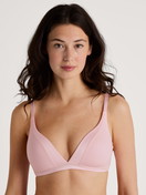 Le mannequin Femme porte le/la Soutien-gorge sans armatures en Coton de couleur Rose, Unicolore, de la série Cate de CALIDA, Vue de face