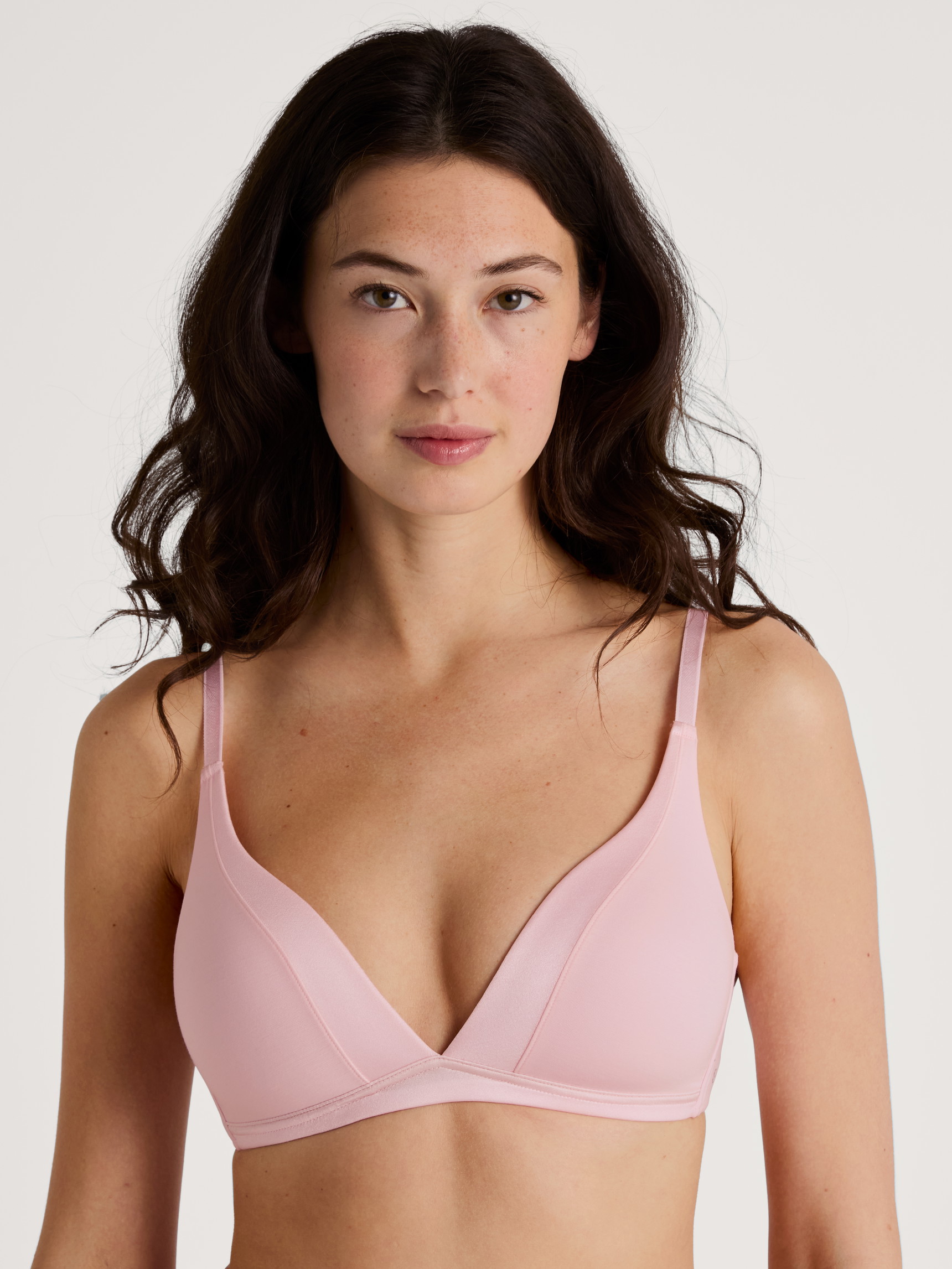 Le mannequin Femme porte le/la Soutien-gorge sans armatures en Coton de couleur Rose, Unicolore, de la série Cate de CALIDA, Vue de face