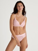 Le mannequin Femme porte le/la Soutien-gorge sans armatures en Coton de couleur Rose, Unicolore, de la série Cate de CALIDA, Tenue