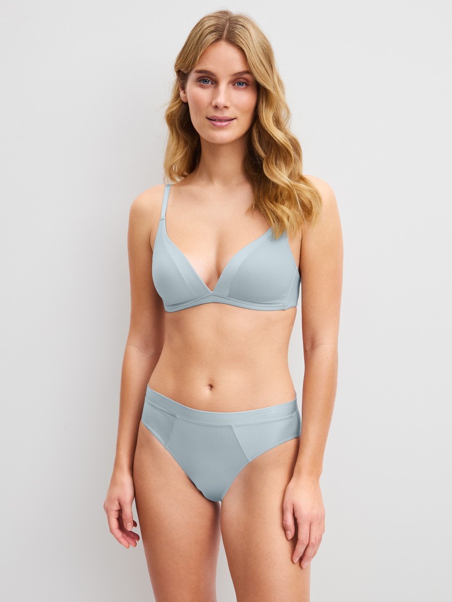 Damen-Model trägt Soft-BH ohne Bügel aus Baumwolle in Blau, Einfarbig aus Serie Cate von CALIDA, Outfit