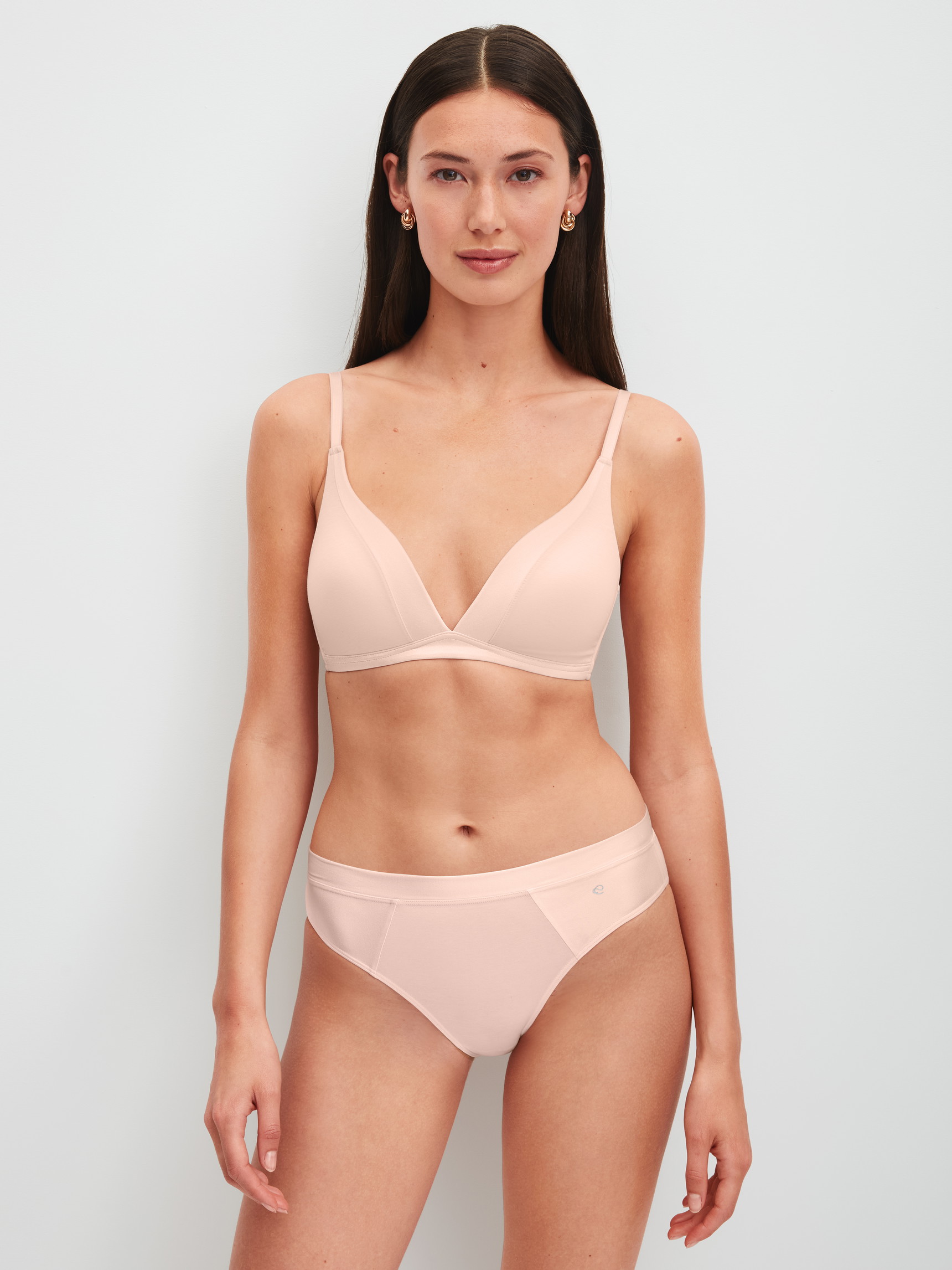 Damen-Model trägt Soft-BH ohne Bügel aus Baumwolle in Rosa, Einfarbig aus Serie Cate von CALIDA, Outfit