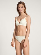 La modella / Il modello Donna indossa Reggiseno soft senza ferretti in Cotone di colore Bianco, Tinta unita, della serie Cate di CALIDA, Abbigliamento, Vista frontale