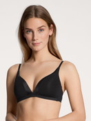 Damen-Model trägt Soft-BH ohne Bügel aus Baumwolle in Schwarz, Einfarbig aus Serie Cate von CALIDA, Vorderansicht